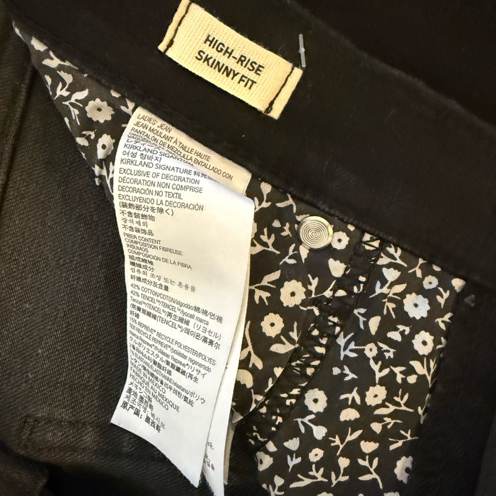 Kirkland Signature Women's Black Skinny Jeans - Picture 3 of 4